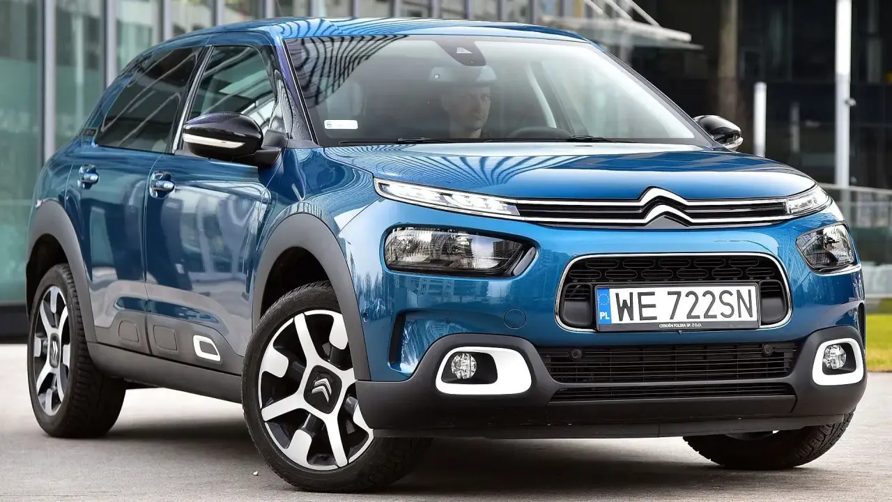 Niebieski, mały SUV dla kobiety, idealny do miasta. Stylowy i praktyczny Citroen C4 Cactus.