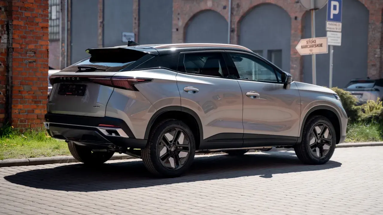Nowoczesny OMODA 5 w miejskim otoczeniu. Zastanawiasz się nad jego spalaniem? Ten SUV oferuje stylowy wygląd i ciekawe osiągi.