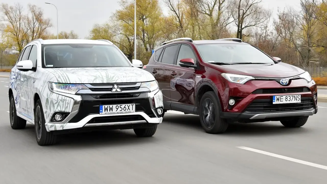 Dwa SUV-y, biały Mitsubishi Outlander i czerwony Toyota RAV4, jadące po drodze. Idealne dla szukających najmniej awaryjne SUV-y 10 letnie.