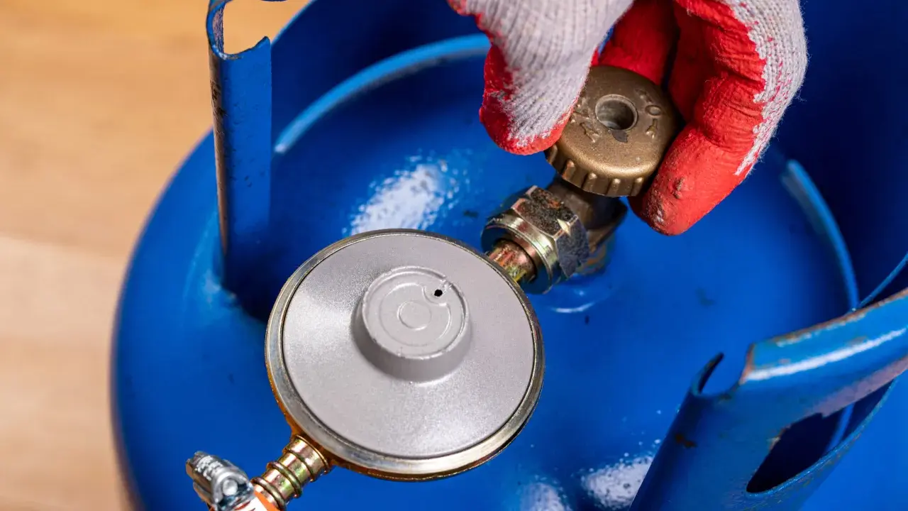 Zawór LPG w aucie: Jak bezpiecznie zakręcić butlę krok po kroku?