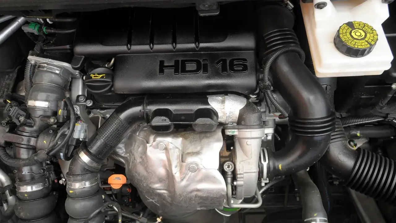 Silnik 1.6 HDi w Peugeot 3008, widok z bliska na turbosprężarkę i elementy układu dolotowego.