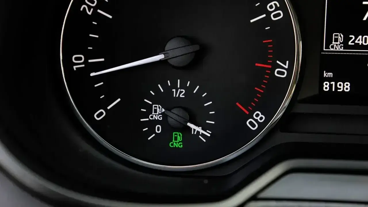 Wskaźnik poziomu paliwa CNG pokazuje, że jest go jeszcze sporo. To auto na gaz ziemny, cng co to? Ekologiczne i ekonomiczne rozwiązanie.
