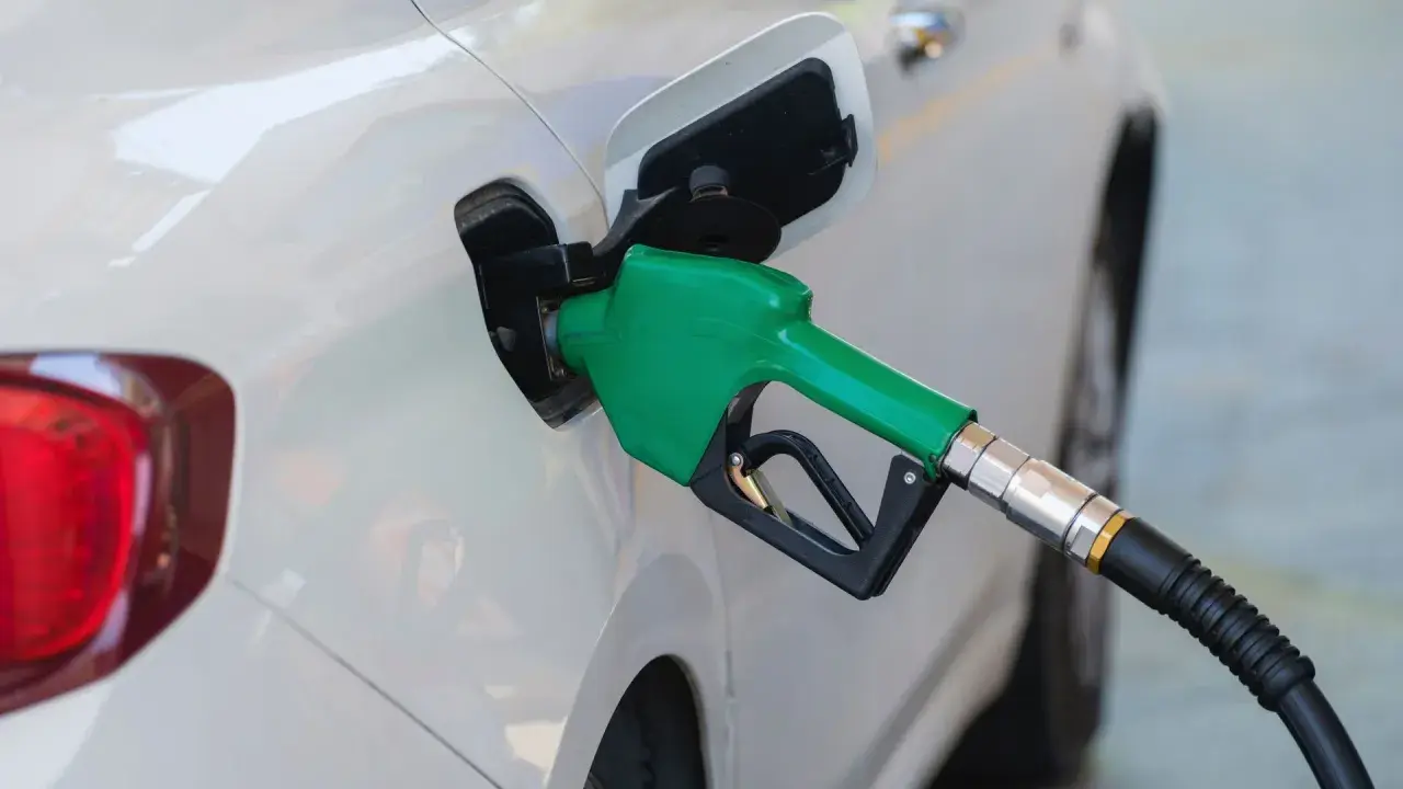 Dlaczego diesel jest droższy od benzyny? Wszystko, co musisz wiedzieć.