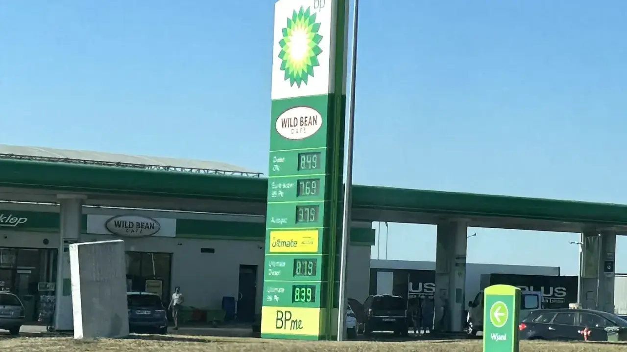 BP cena paliwa za litr dzisiaj: Diesel ON 8.49, Euro super 95 7.69, Autogaz 3.79, Ultimate Diesel 8.19, Ultimate 98 8.39.