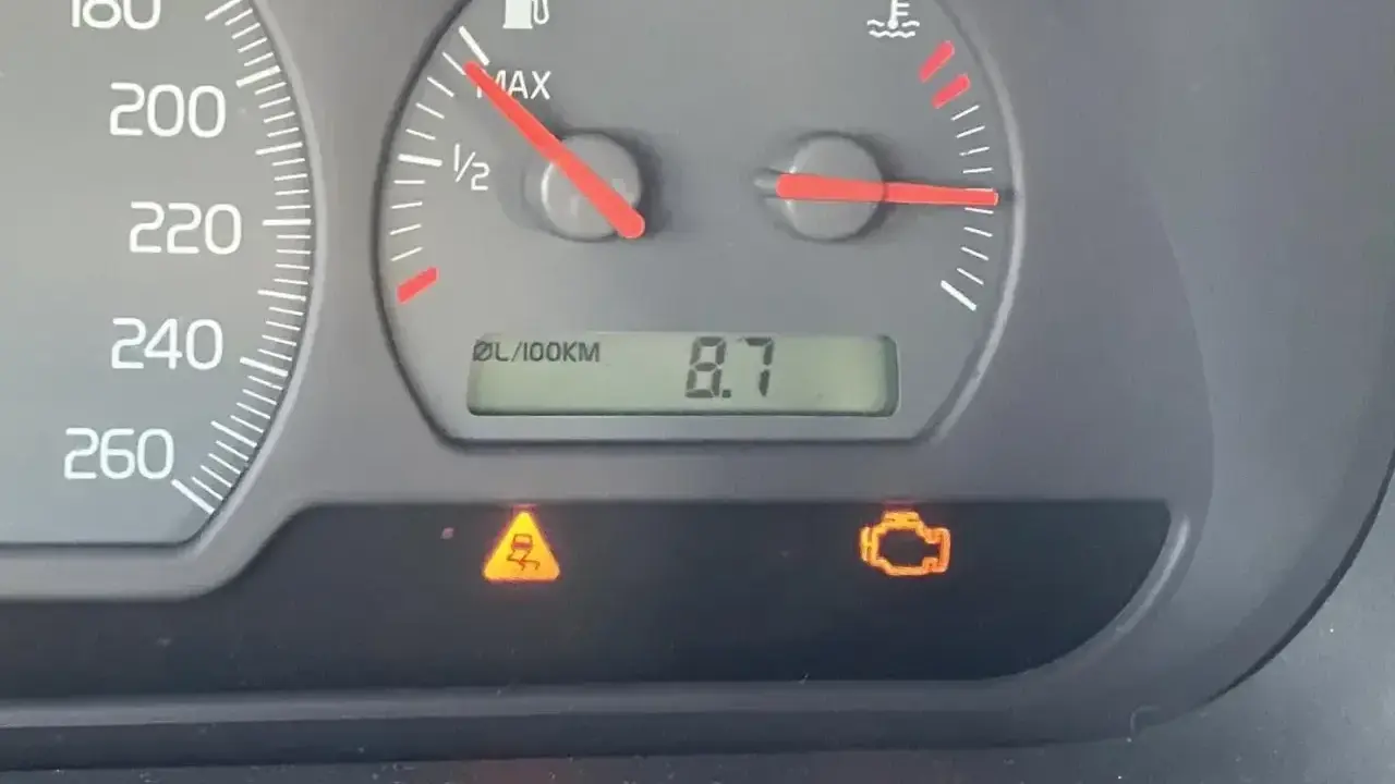 Na desce rozdzielczej świeci się kontrolka trakcji i silnika.
