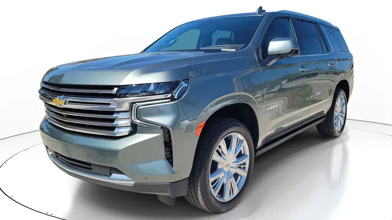 Nowy, szary Chevrolet Tahoe prezentuje się imponująco na białym tle.