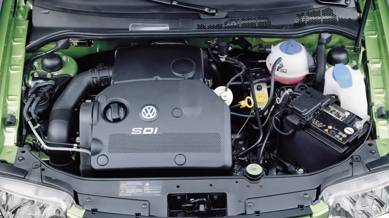 Silnik SDI Volkswagena, z widocznym logo i oznaczeniem, otoczony zieloną komorą silnika, akumulatorem i płynami eksploatacyjnymi.