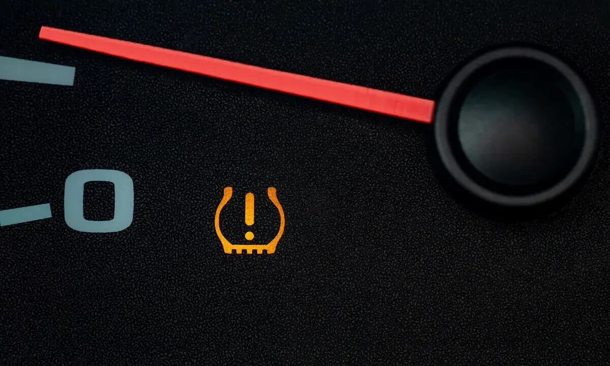 Kontrolka TPMS co to? Oznacza niski poziom ciśnienia w oponach. Czas sprawdzić opony!