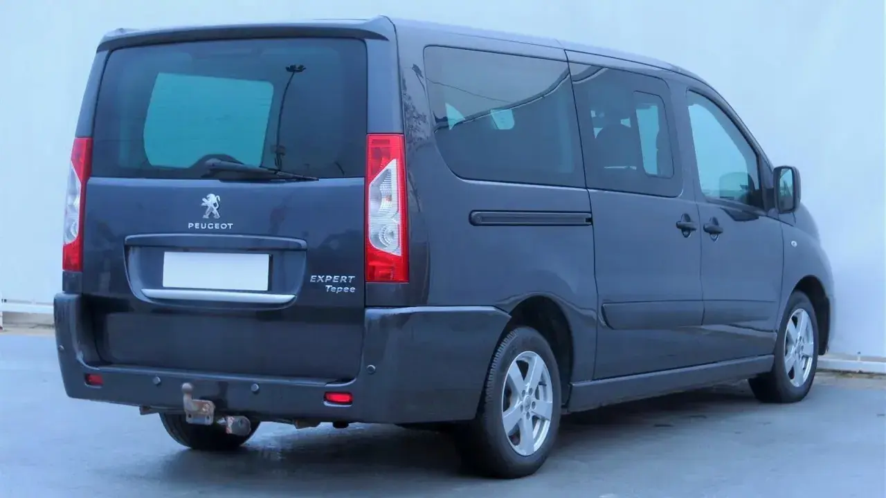 Ciemnoszary Peugeot Expert 2.0 HDI Tepee z hakiem holowniczym, widok z tyłu i boku.