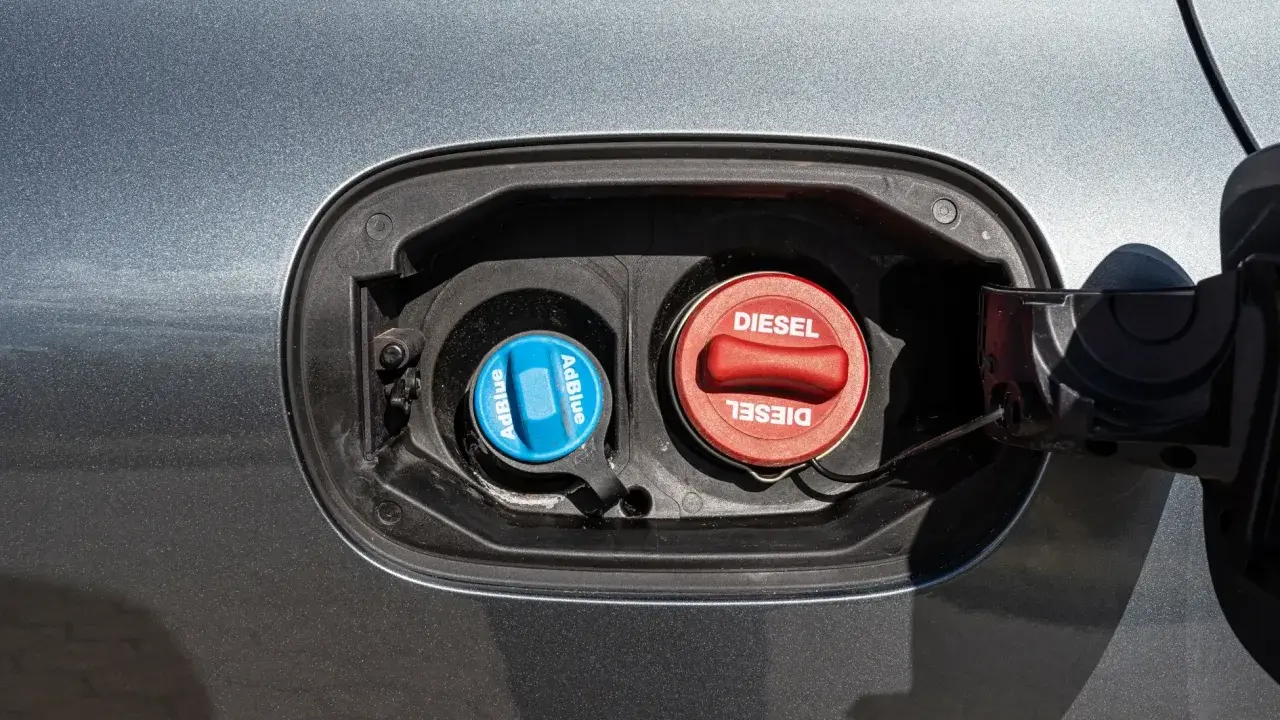 Dwa korki wlewu paliwa: czerwony z napisem DIESEL i niebieski z napisem AdBlue. Wiesz już, adblue co to jest?