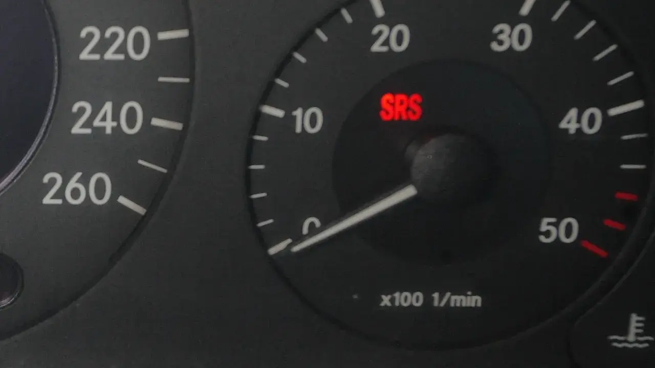 Czerwona kontrolka SRS na desce rozdzielczej informuje o problemie z systemem airbag.