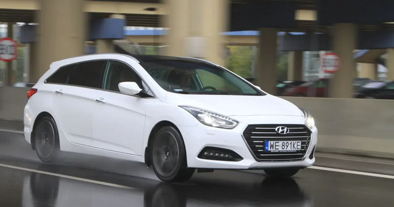 Biały Hyundai i40 1.7 CRDi na mokrej drodze, w ruchu miejskim.
