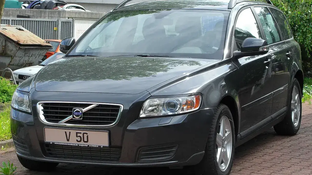 Ciemnoszary Volvo V50 1.6 diesel na parkingu.