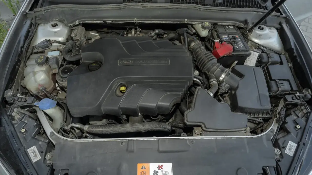Silnik Duratorq 2.0 TDCI w Fordzie Mondeo MK5. Widoczny akumulator, filtry i elementy układu dolotowego.