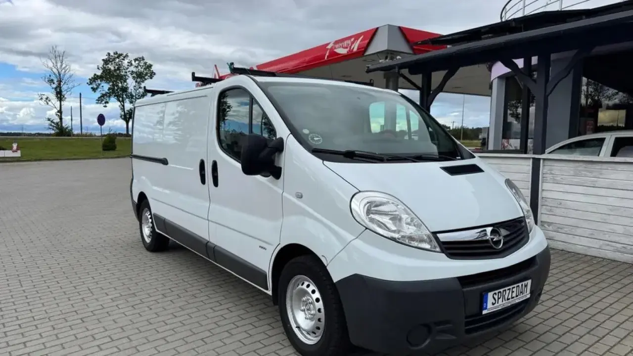 Biały Opel Vivaro 2.0 CDTI zaparkowany pod wiatą stacji paliw.