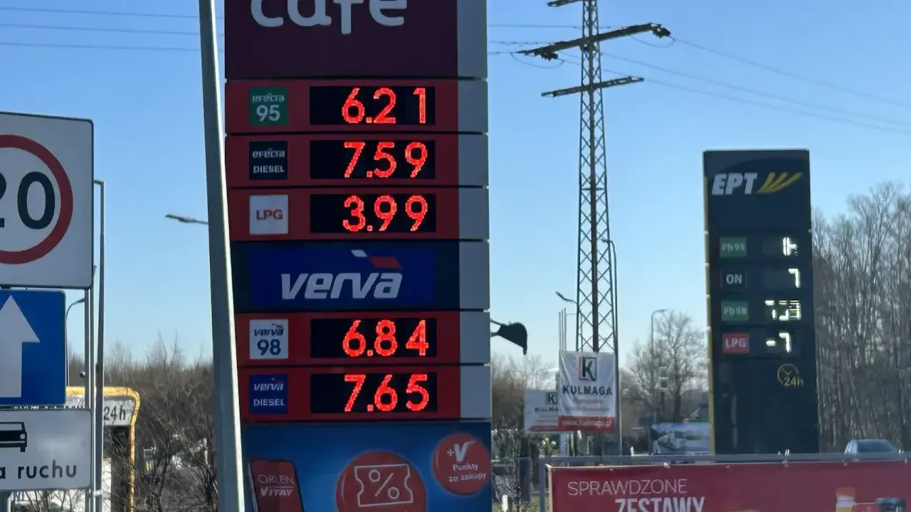 Cena diesla na stacji Orlen to 7,59 zł. Obok widnieją ceny benzyny 95 (6,21 zł) i LPG (3,99 zł).