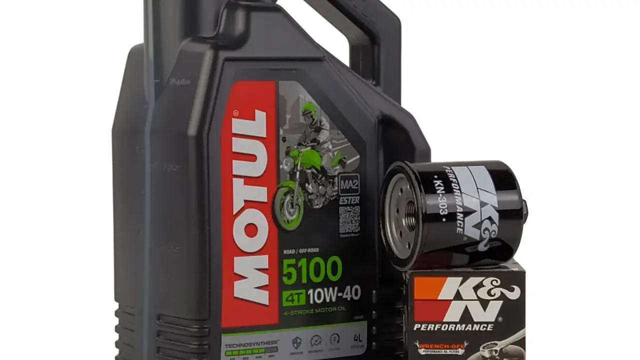 Czarny kanister oleju Motul 5100 10W-40 i filtr oleju K&N KN-303.