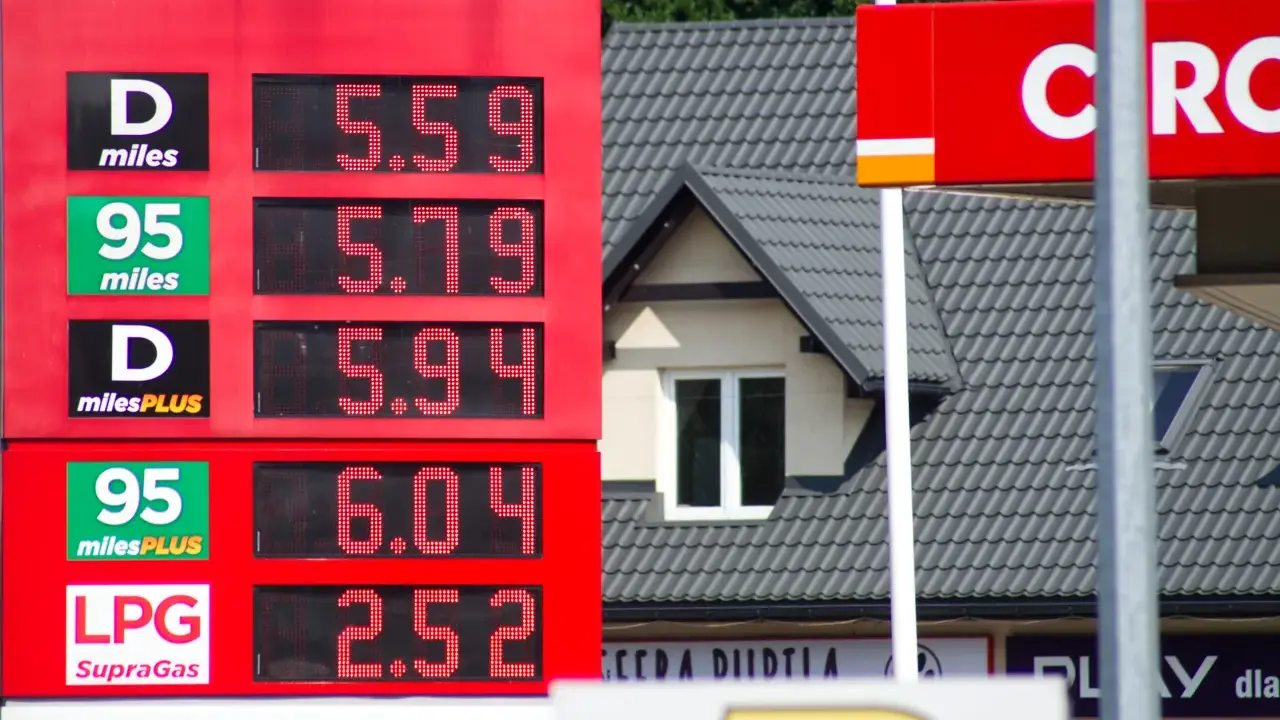 Ile kosztuje litr benzyny? Ceny, prognozy i jak oszczędzać
