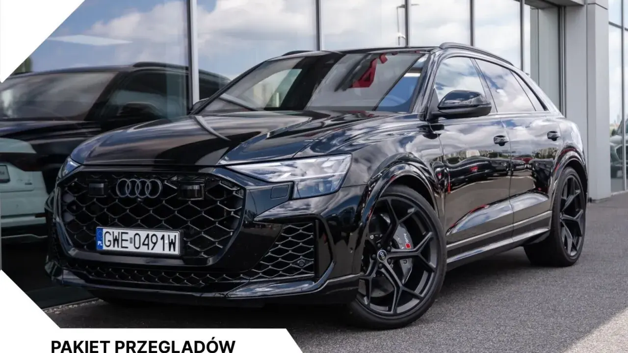 Czarny Audi RSQ8 lśni na tle salonu. Pakiet przeglądów gratis.