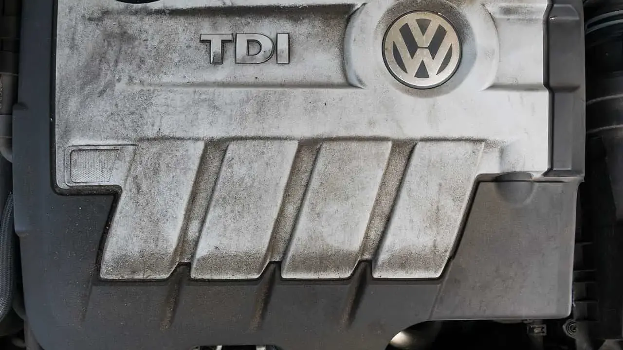 Silnik TDI 1.9 105 KM Volkswagena, pokryty kurzem i brudem, z widocznym logo TDI i VW.