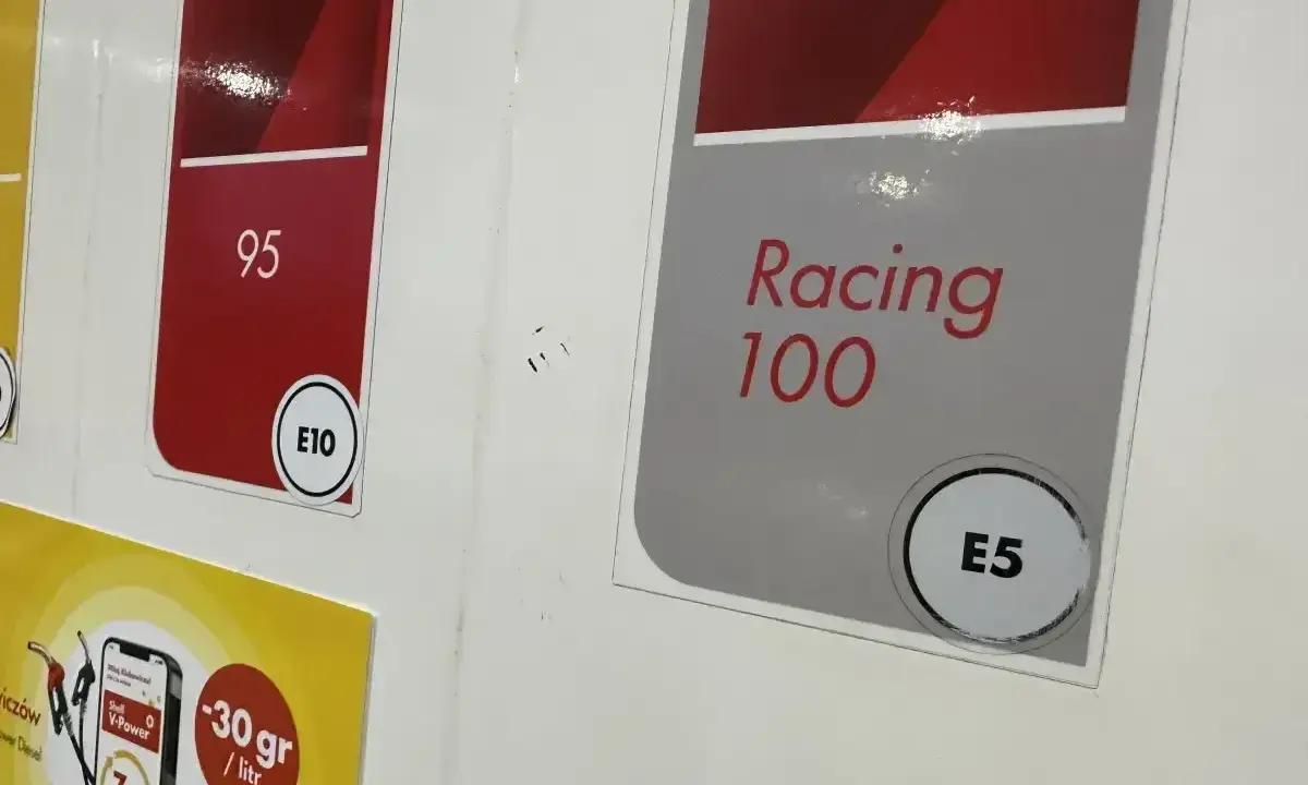 Stacja paliw z oznaczeniami: 95 E10, Racing 100 E5. Promocja Shell V-Power Diesel.