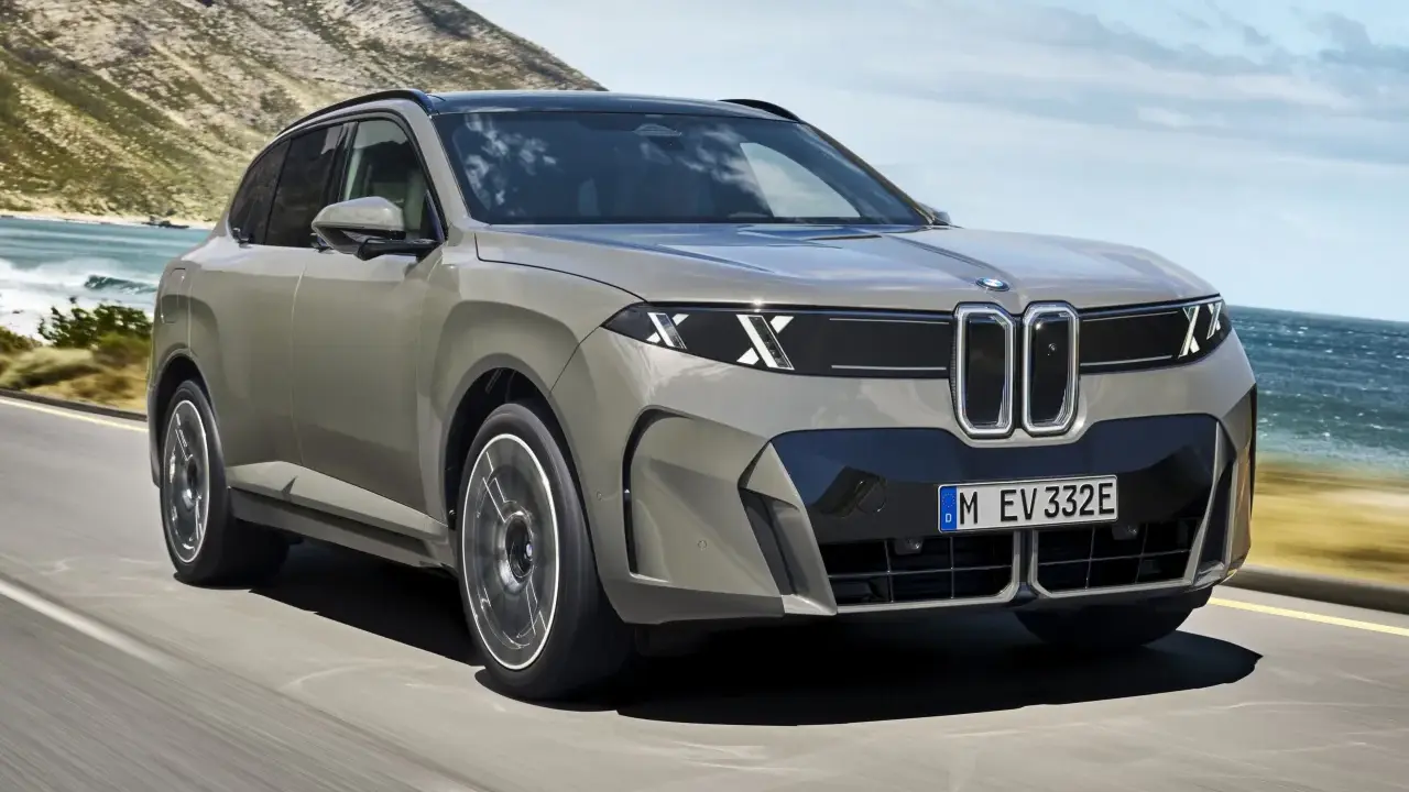 Nowy BMW X5 2025 pędzi wzdłuż malowniczego wybrzeża.