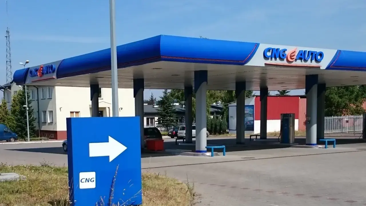 Gdzie zatankować CNG w Polsce? Mapa, ceny, oszczędności do 30%