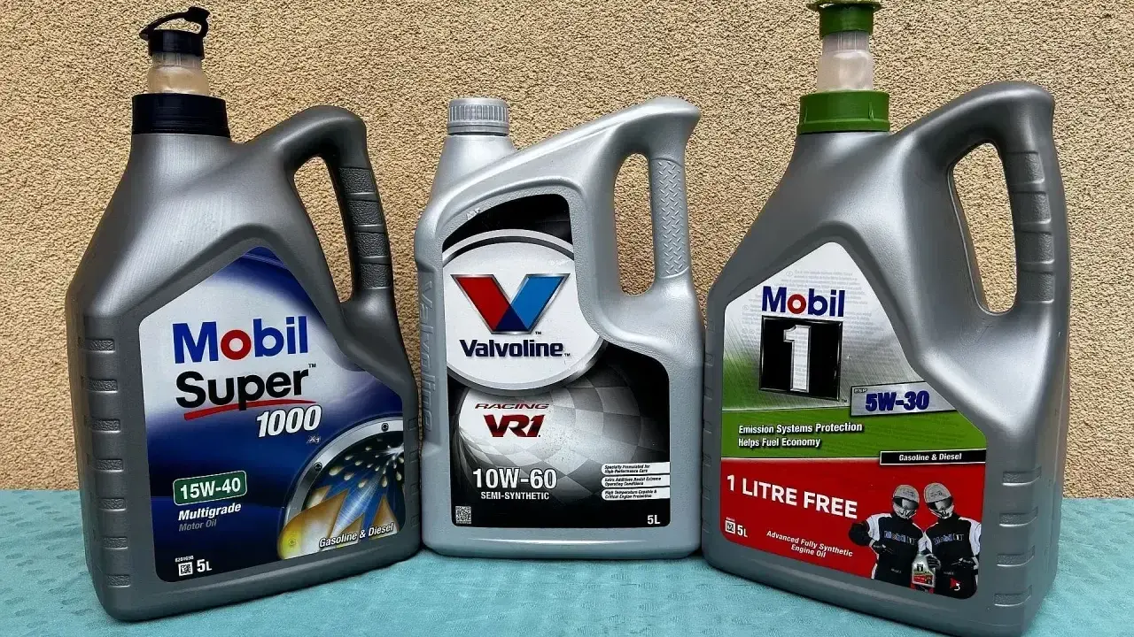 Trzy butelki oleju silnikowego: Mobil Super 1000, Valvoline VR1 i Mobil 1. Idealne do Twojego samochodu, czy to benzyna, czy olej napędowy.