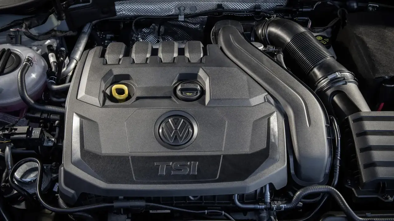 Silnik ea211 Volkswagena z napisem TSI. Widoczny jest czarny plastikowy kolektor dolotowy i elementy układu chłodzenia.