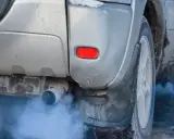 Z rury wydechowej wydobywa się biały dym, co sugeruje, że ten rozbiegany diesel pracuje na zimnie.