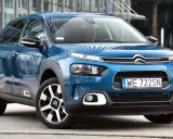 Niebieski, mały SUV dla kobiety, idealny do miasta. Stylowy i praktyczny Citroen C4 Cactus.