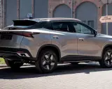 Nowoczesny OMODA 5 w miejskim otoczeniu. Zastanawiasz się nad jego spalaniem? Ten SUV oferuje stylowy wygląd i ciekawe osiągi.