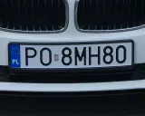 Tablice rejestracyjne sprawdzanie: polskie PO-8MH80 na białym samochodzie.