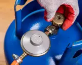 Zawór LPG w aucie: Jak bezpiecznie zakręcić butlę krok po kroku?