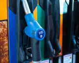 Niebieska końcówka dystrybutora paliwa z oznaczeniem E85. Gotowy do tankowania ekologicznego paliwa.