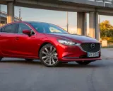 Czerwona Mazda 6 2.5 benzyna zaparkowana pod estakadą.