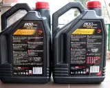Dwie kanistry oleju silnikowego Motul 8100 X-cess SAE 5W40, jeden oznaczony jako "FAKE", drugi jako "ORI".