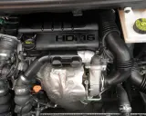 Silnik 1.6 HDi w Peugeot 3008, widok z bliska na turbosprężarkę i elementy układu dolotowego.