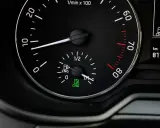 Wskaźnik poziomu paliwa CNG pokazuje, że jest go jeszcze sporo. To auto na gaz ziemny, cng co to? Ekologiczne i ekonomiczne rozwiązanie.