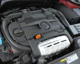 Silnik 1.4 TSI z widocznym logo VW. Czysty i zadbany, gotowy do pracy.