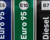 Trzy dystrybutory paliwa: Eurosuper 95 E5, Eurosuper 95 E10 i Diesel B7. Etylina E10 to nowsza opcja.