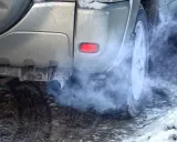 Zimowy poranek, a z rury wydechowej wydobywa się gęsty dym. Ten diesel kopci na czarno, wskazując na problemy z silnikiem lub paliwem.