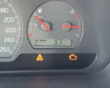 Na desce rozdzielczej świeci się kontrolka trakcji i silnika.