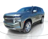 Nowy, szary Chevrolet Tahoe prezentuje się imponująco na białym tle.