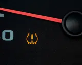 Kontrolka TPMS co to? Oznacza niski poziom ciśnienia w oponach. Czas sprawdzić opony!