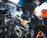 Mechanik wymienia filtr paliwa. Objawy jego zużycia mogą być różne, od spadku mocy po problemy z uruchomieniem silnika.