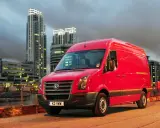Czerwony Volkswagen Crafter 2.5 TDI na tle nocnego miasta.