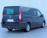 Ciemnoszary Peugeot Expert 2.0 HDI Tepee z hakiem holowniczym, widok z tyłu i boku.