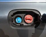 Dwa korki wlewu paliwa: czerwony z napisem DIESEL i niebieski z napisem AdBlue. Wiesz już, adblue co to jest?