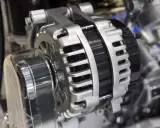 Metalowy alternator, serce układu elektrycznego pojazdu. To właśnie on zasila akumulator i wszystkie podzespoły.